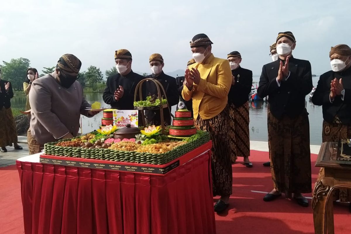 Kapolres Wonogiri, AKBP Dydit Dwi Susanto memotong tumpeng  Peringatan Hari Jadi Ke-281 Kabupaten Wonogiri disaksikan Bupati Wonogiri, Joko Sutopo, Wakil Bupati, Setyo Sukarno dan Forpimda di Tempat Parkir Baru Waduk Gajah Mungkur, Kamis (19/5/2022) pagi.