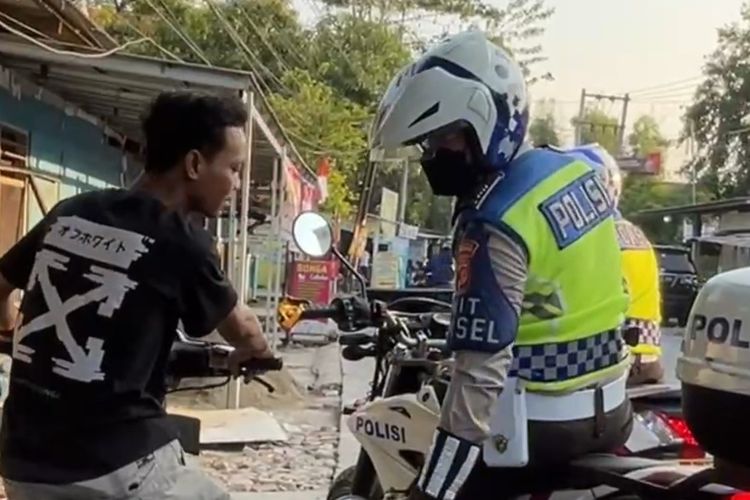 Tangkapan layar video patroli Polisi Lalu Lintas Polres Karawang