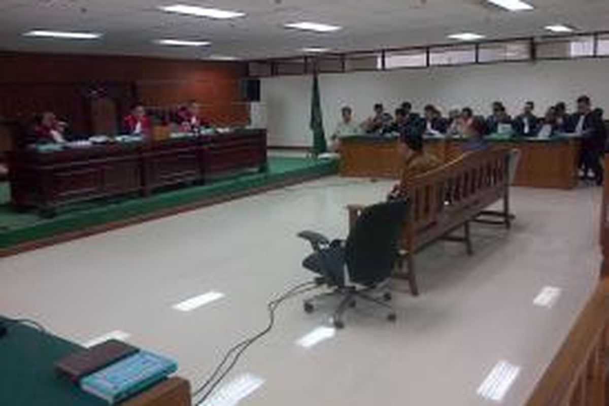Mantan Kepala Dinas Perhubungan DKI Jakarta Udar Pristono bersaksi dalam sidang korupsi pengadaan bus Transjakarta di Pengadilan Tipikor, Jakarta, Senin (3/11/2014)