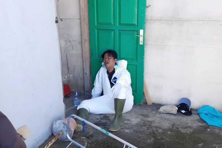 Petugas kamar mayat RSUD Soekardjo Tasikmalaya terlihat kelelahan dan sampai salah satunya mengalami sesak napas saat antrean jenazah Covid-19 terus terjadi sampai Senin (12/7/2021).