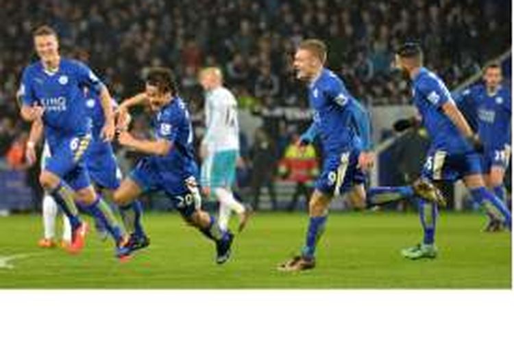 Pemain Leicester City asal Jepang, Shinji Okazaki (2 dari kiri), melakukan selebrasi setelah mencetak gol ke gawang Newcastle United pada pertandingan Premier League di King Power Stadium, Leicester, Senin (14/3/2016).