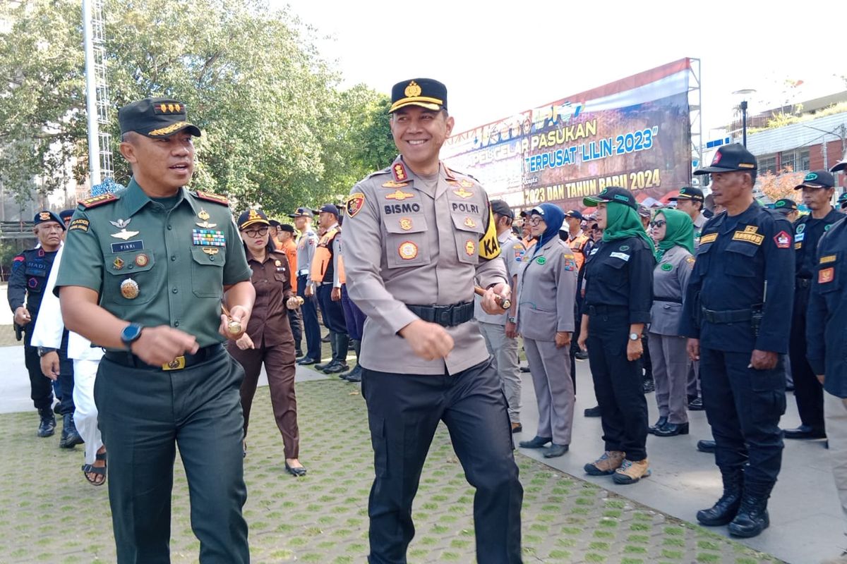 Kepala Polresta Bogor Kota Komisaris Besar Bismo Teguh Prakoso (kanan) saat memimpin Apel Gelar Pasukan Operasi Lilin Lodaya 2023, di Alun-alun Kota Bogor, Kamis (21/12/2023).