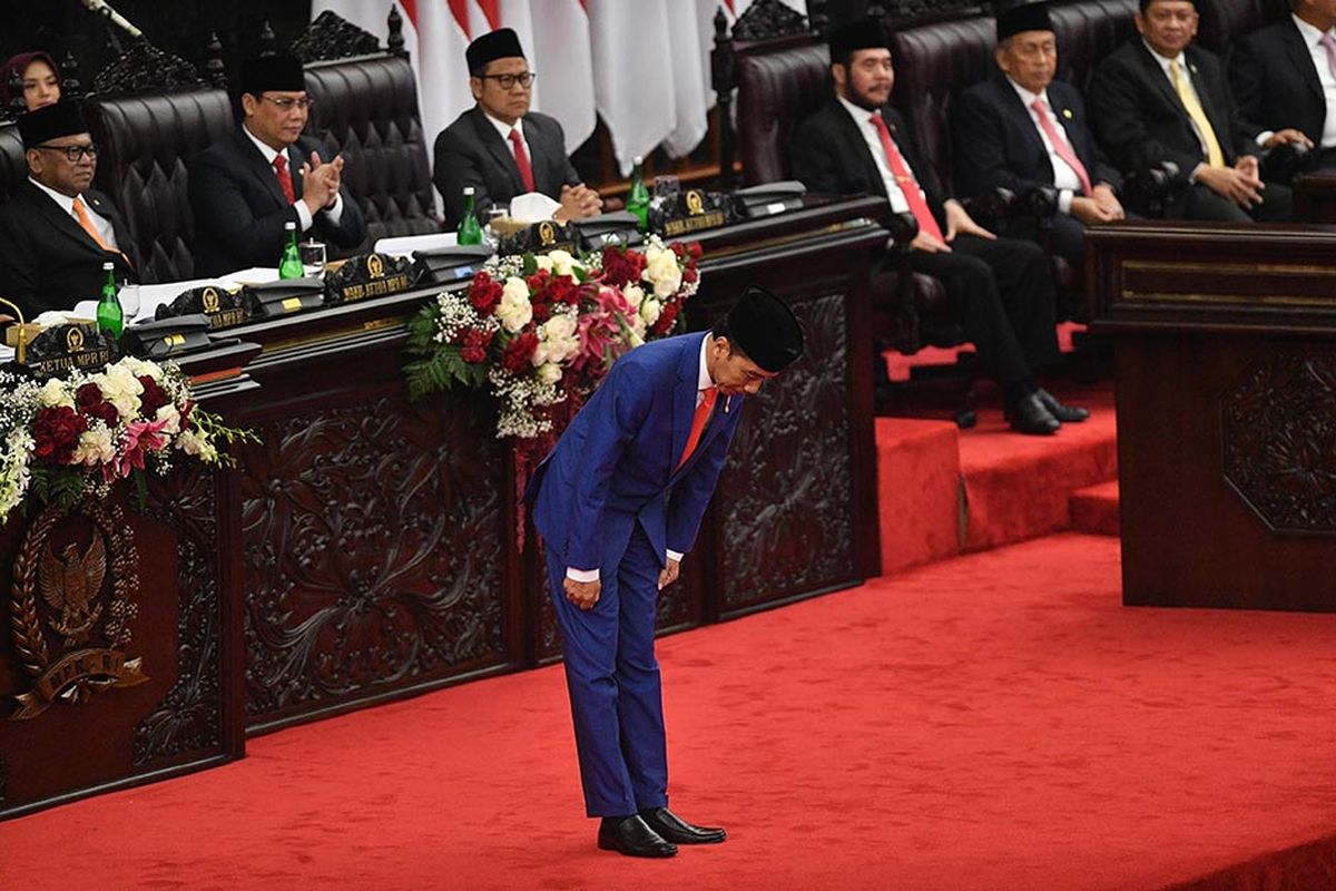 Presiden Joko Widodo memberi hormat sebelum menyampaikan pidato dalam Sidang Tahunan MPR di Kompleks Parlemen, Senayan, Jakarta, Jumat (16/8/2019).