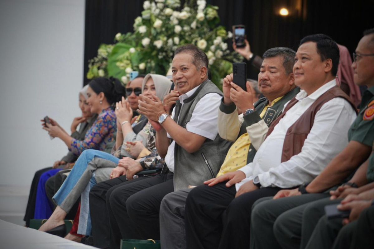 Wakil Menteri Koperasi Ferry Juliantoro saat menghadiri grand opening Pianza Firenze di kawasan sentra industri kulit Sukaregang, Rabu (15/01/2025)