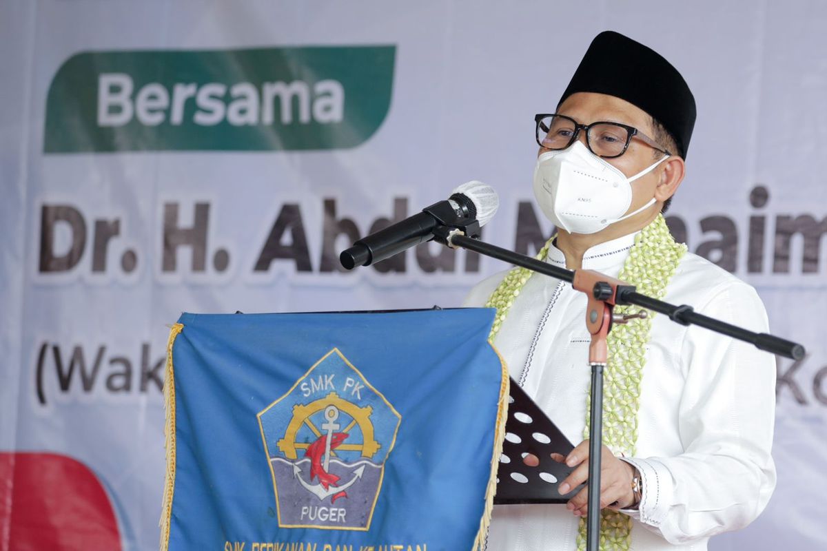 Wakil Ketua DPR RI Bidang Kesejahteraan Rakyat (Korkesra) Abdul Muhaimin Iskandar saat menghadiri Stadium General bersama Taruna Sekolah Menengah Kejuruan (SMK) Perikanan dan Kelautan (KP) Puger, Jember, Minggu (20/2/2022).
