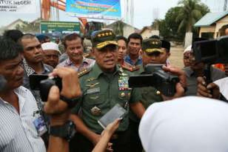 Panglima TNI Jenderal Gatot Nurmantyo meninjau langsung lokasi permbersihan puing reruntuhan yang dilakukan ribuan personil TNI. Sebanyak 2083 personil TNI dikerahkan untuk mengisi masa tanggap darurat.