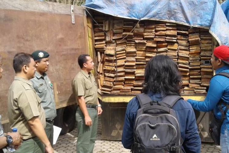 30 kubik kayu meranti ilegal berhasil disita polisi hutan reaksi cepat Kalimantan Timur, Senin (20/2/2017) 
