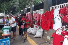 Dilarang Berdagang di GBK, Pedagang Kaki Lima Berjejer di Trotoar