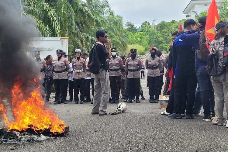 Geruduk Gedung DPRD Nunukan, Massa AMM Suarakan Penderitaan Petugas Kebersihan dan Tagih Perda Rumput Laut