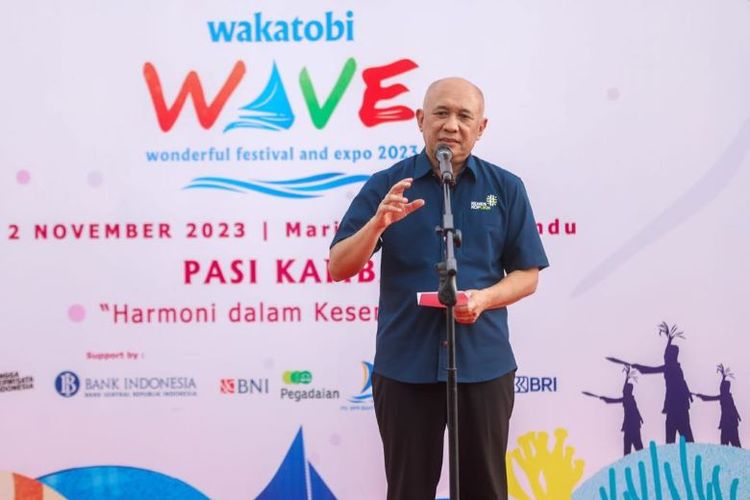 Menteri Koperasi dan UKM (Menkop UKM) Teten Masduki berbicara saat pembukaan Expo UMKM pada Wakatobi Wonderful Festival and Expo (Wakatobi WAVE) Tahun 2023, di Wakatobi, Sultra, Jumat (3/11/2023)