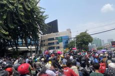 Jalan Medan Merdeka Sekitar Monas Lumpuh Total, Warga Berjam-jam Terjebak Macet