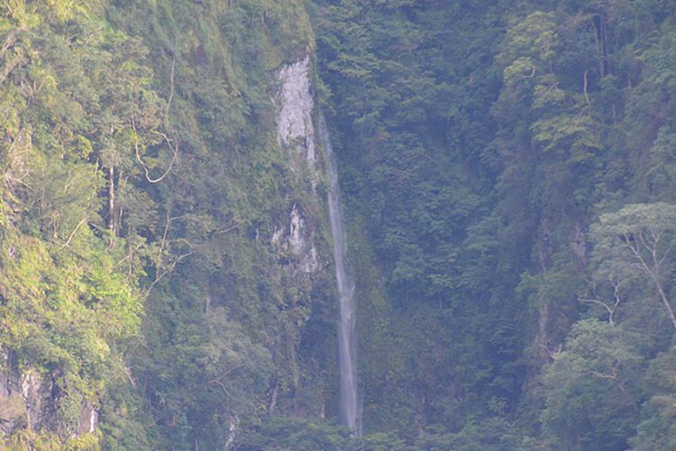 Keunikan Air Terjun Sunsa Sureng di Kampung Pata, Desa Benteng Suru, Kecamatan Kuwus, Kabupaten Manggarai Barat, Flores, NTT, Minggu (31/3/2019).  