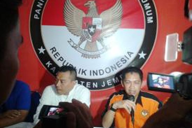 Usai diperiksa selama satu jam, Anang Hermansyah bersama Ketua Panwaslu Kabupaten Jember, Jawa Timur, menggelar acara jumpa pers, Selasa (11/3/2014)