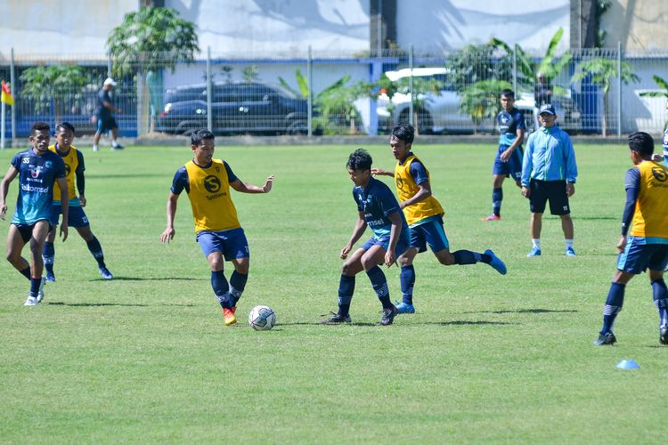 Pemain Persib dalam latihan game di Stadion Persib, Sidolig, Jl Ahmad Yani Bandung, Kamis (7/7/2022).  