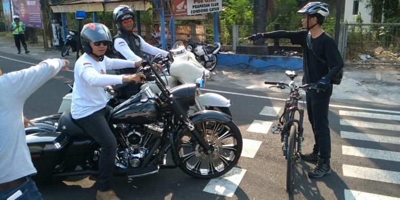 Foto dari warga Yogya:
Erlanto Wijoyono saat menghadang konvoi Harley di Perempatan Condongcatur Depok Sleman