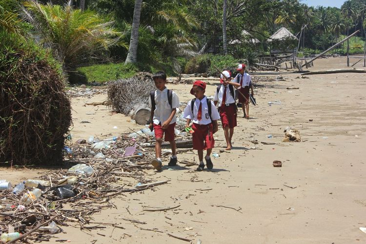 Sejumlah siswa SD 001 Sebatik dari Kamlung Sugai batang yang berjalan 7 kilometer untuk menuju sekolah mereka. Kampung mereka yang terisolir membuat puluhan siswa dari Kampung Sungai Batang hanya memiliki akses jalan  melalui pantai menuju sekolah. 