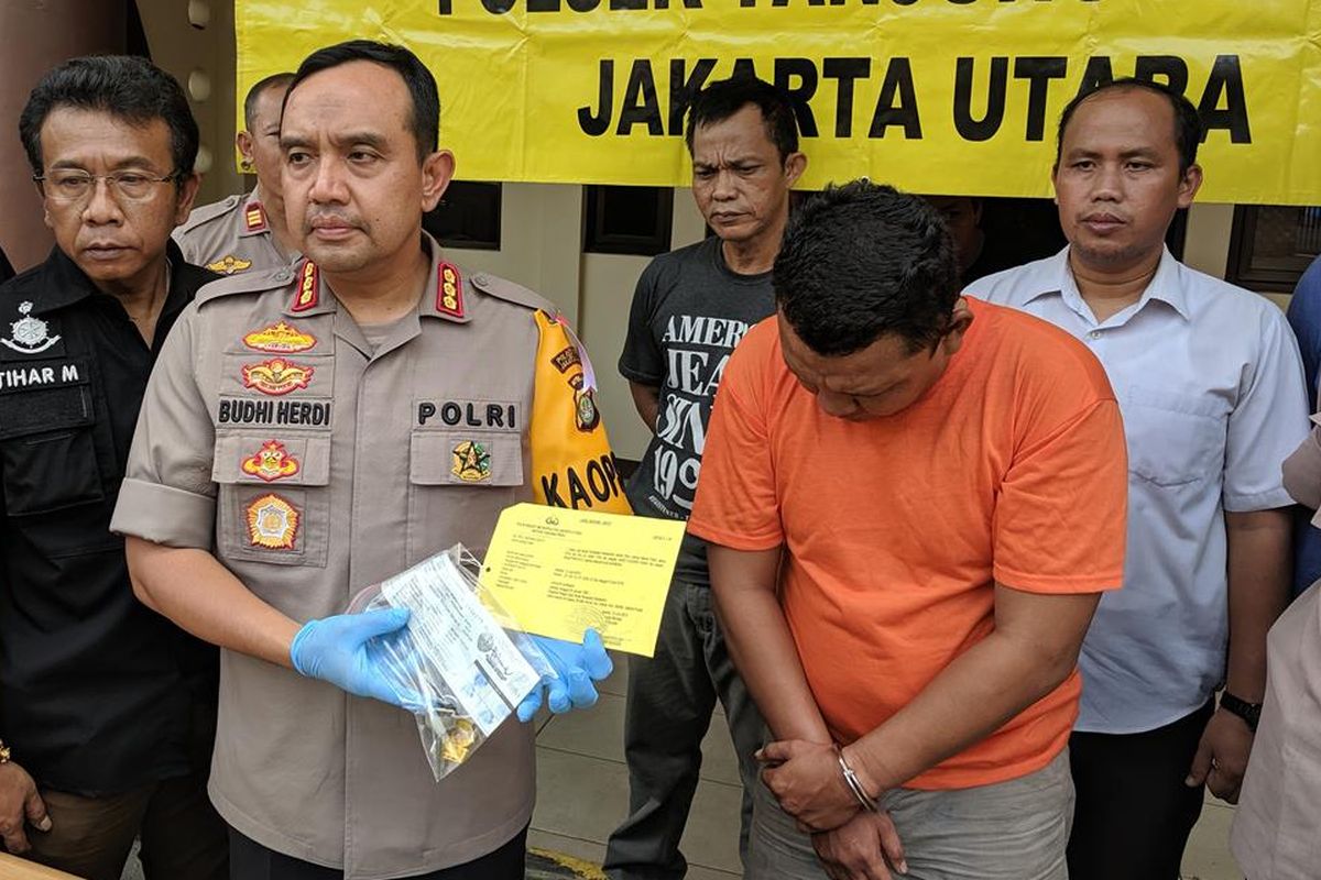 Kapolres Metro Jakarta Utara, Kombes Budhi Herdi Susianto, memberi keterangan kepada wartawan terkait kasus pencurian mobil pemadam kebakaran (damkar) di Tanjung Priok, Jakarta Utara, Kamis (13/6/2019).