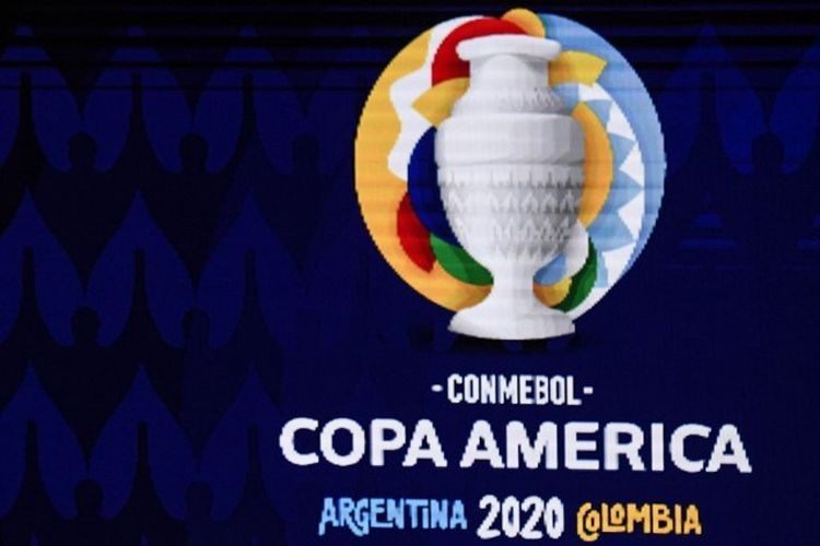Trofi Copa America dan bola resmi terlihat selama pengundian turnamen sepak bola Copa America 2020, di Convention Center di Cartagena, Kolombia, pada 3 Desember 2019. - Turnamen sepakbola Copa America 2020 akan diselenggarakan bersama oleh Argentina dan Kolombia tahun depan dari 12 Juni hingga 12 Juli.