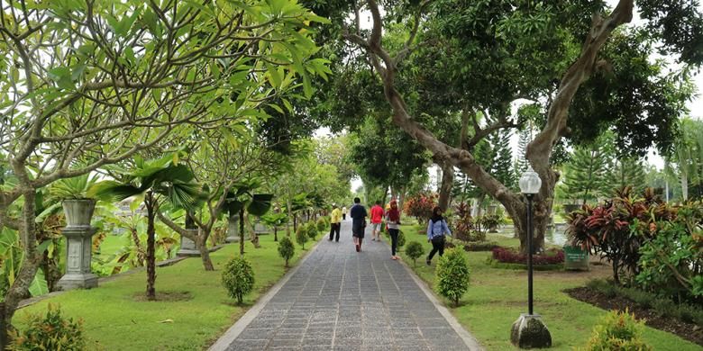 Hamparan taman hijau di Taman Soekasada Ujung, Karangasem, Bali.