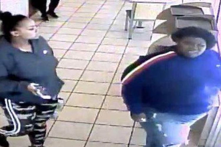 Pelaku (kanan) ketika keluar dari McDonalds seusai memukul pegawai di sana gara-gara mendapat pesanan yang salah.