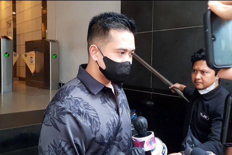 Suami Olla Ramlan, Aufar Hutapea saat ditemui di Polda Metro Jaya, Senin (8/11/2021).