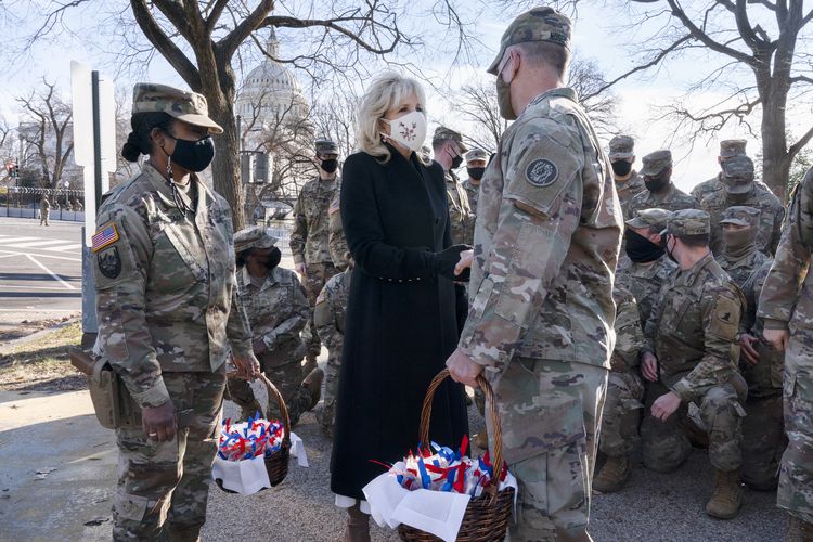 Jill Biden temui pasukan Garda Nasional di luar Gedung Capitol untuk ucapkan terima kasih secara lisan sambil membagikan kue chocolate chip. [JACQUELYN MARTIN/AFP]