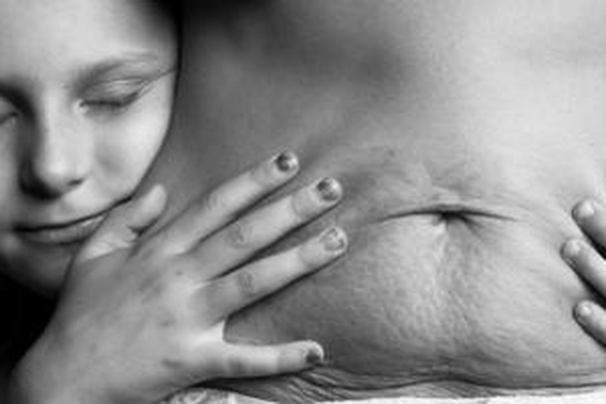 Salah satu karya fotografi Jade Beall yang menampilkan perut bergurat seorang ibu. 