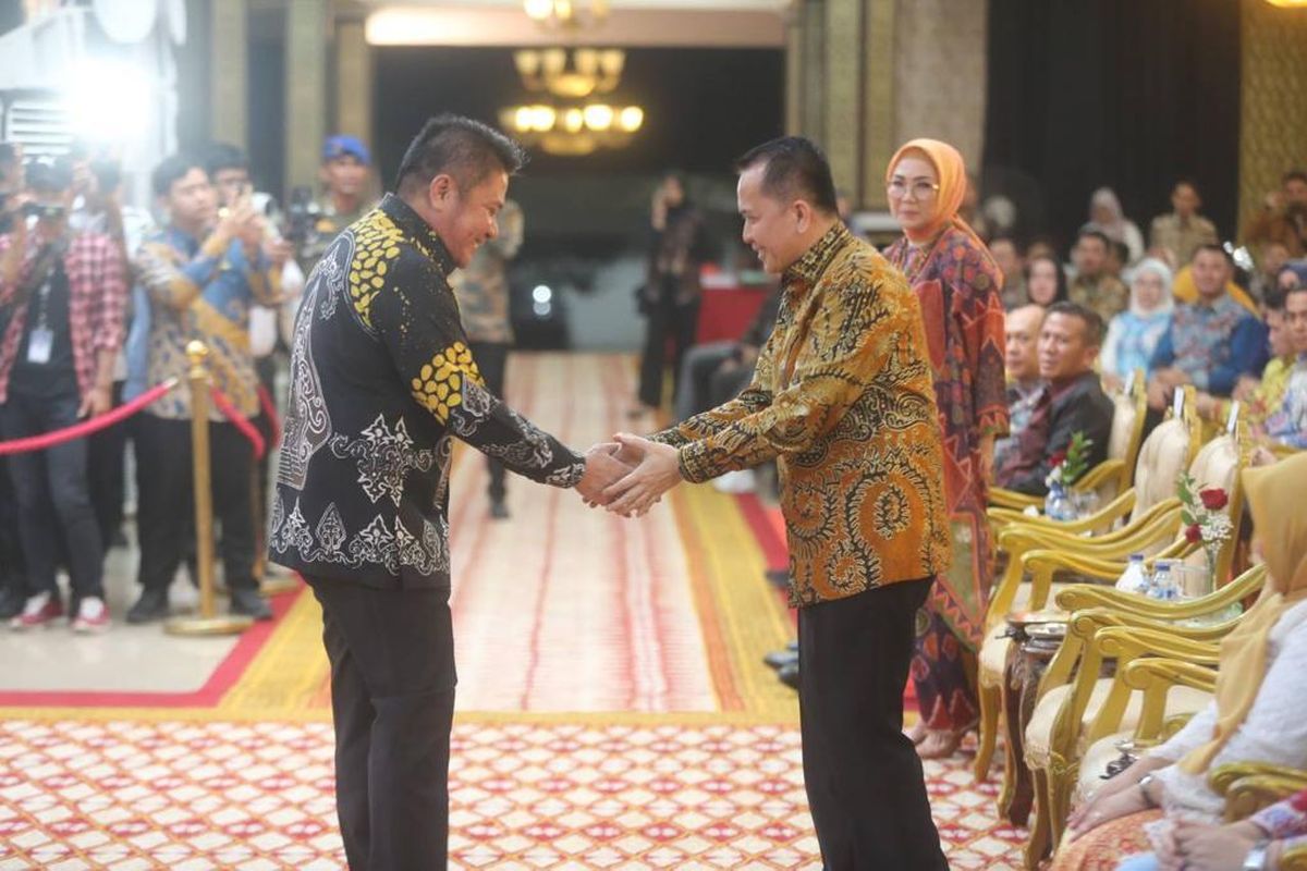 Gubernur Sumsel Herman Deru menyerahkan memori jabatan kepada Penjabat (Pj) Gubernur Sumatera Selatan (Sumsel) Agus Fatoni dalam acara Penyerahan Memori Jabatan Gubernur Sumsel dan Wakil Gubernur Sumsel Masa Jabatan 2018-2023 kepada Pj Gubernur Sumsel di Rumah Dinas Gubernur Sumsel, Griya Agung Palembang, Rabu ( 4/10/2023).