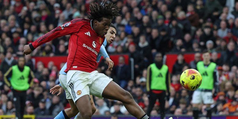 Patrick Dorgu mencetak gol dalam pertandingan sepak bola Liga Inggris antara Manchester United vs Manchester City di Old Trafford di Manchester, barat laut Inggris, pada 17 Januari 2026. (Foto oleh Darren Staples / AFP) 