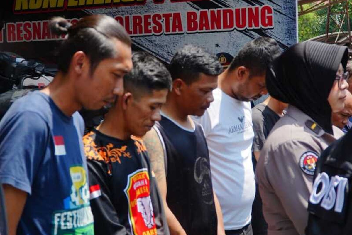 Kasatreskrim Polresta Bandung Kompol Luthfi Olot Gigantara saat melakukan gelar perkara penangkapan tujuh orang Mata Elang Ilegal di Mapolresta Bandung, Rabu (16/4/2025)