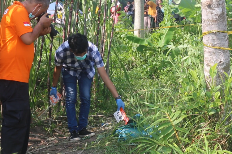 Polisi olah TKP penemuan bayi di Lumajang, Jumat (10/5/2024)