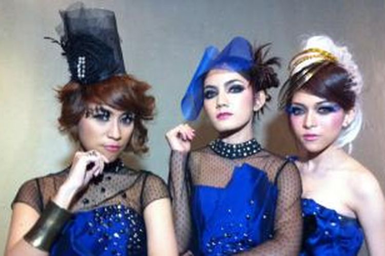 Dewi Dewi yang terdiri dari Yaya Fara, Baby Niken, dan Nourel berpose di sela shooting klip video 