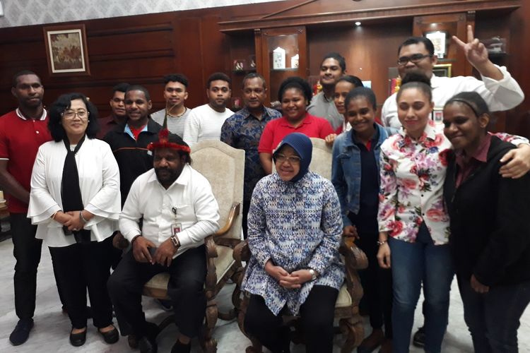 Wali Kota Surabaya Tri Rismaharini foto bersama Staf Khusus Presiden untuk wilayah Papua sekaligus Ketua Lembaga Masyarakat Adat Tanah Papua, Lenis Kogoya, beserta beberapa perwakilan mahasiswa Papua serta Ikatan Keluarga Besar Papua Surabaya (IKBPS), di rumah dinas wali kota, Jalan Sedap Malam, Surabaya, Jawa Timur, Selasa (20/8/2019).