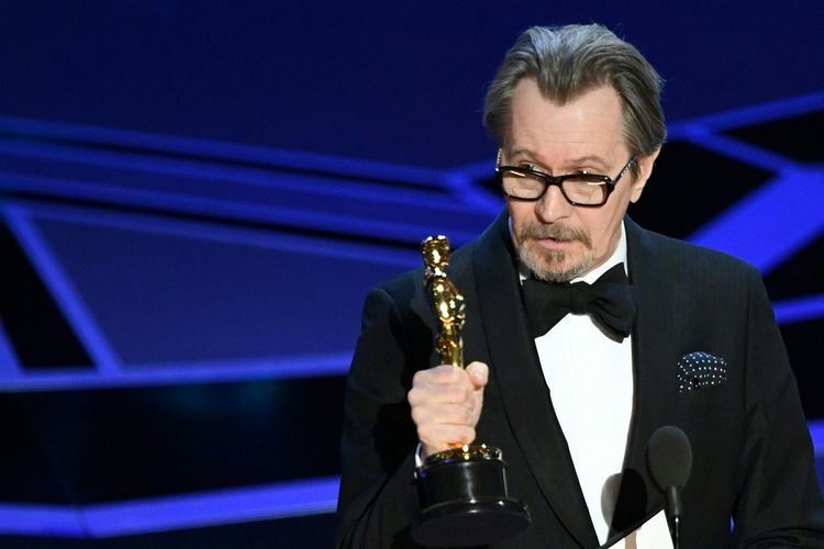 Aktor Gary Oldman memberi sambutan setelah menerima Piala Oscar untuk Best Actor pada Academy Awards 2018 yang digelar di Dolby Theatre, Los Angeles, Minggi (4/3/2018). 