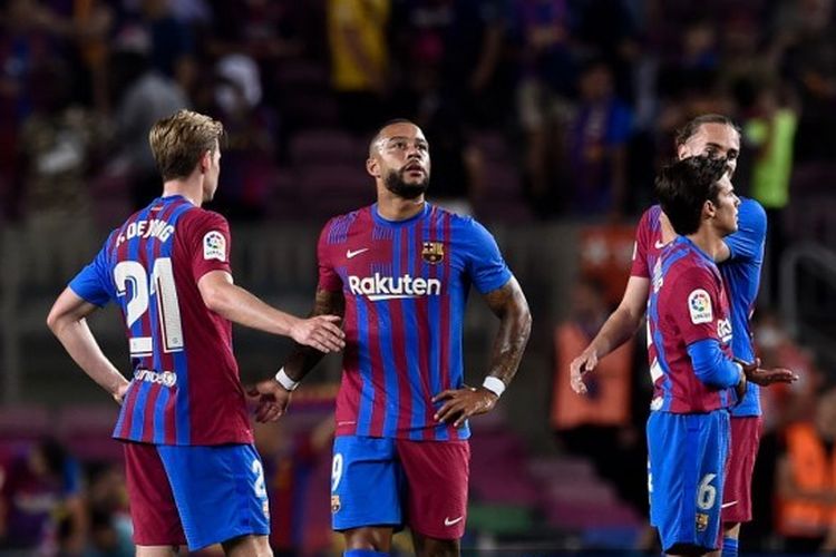 Reaksi pemain Barcelona usai dikalahkan Villarreal 0-2 di Camp Nou pada pekan ke-38 Liga Spanyol, Senin (23/5/2022) dini hari WIB.