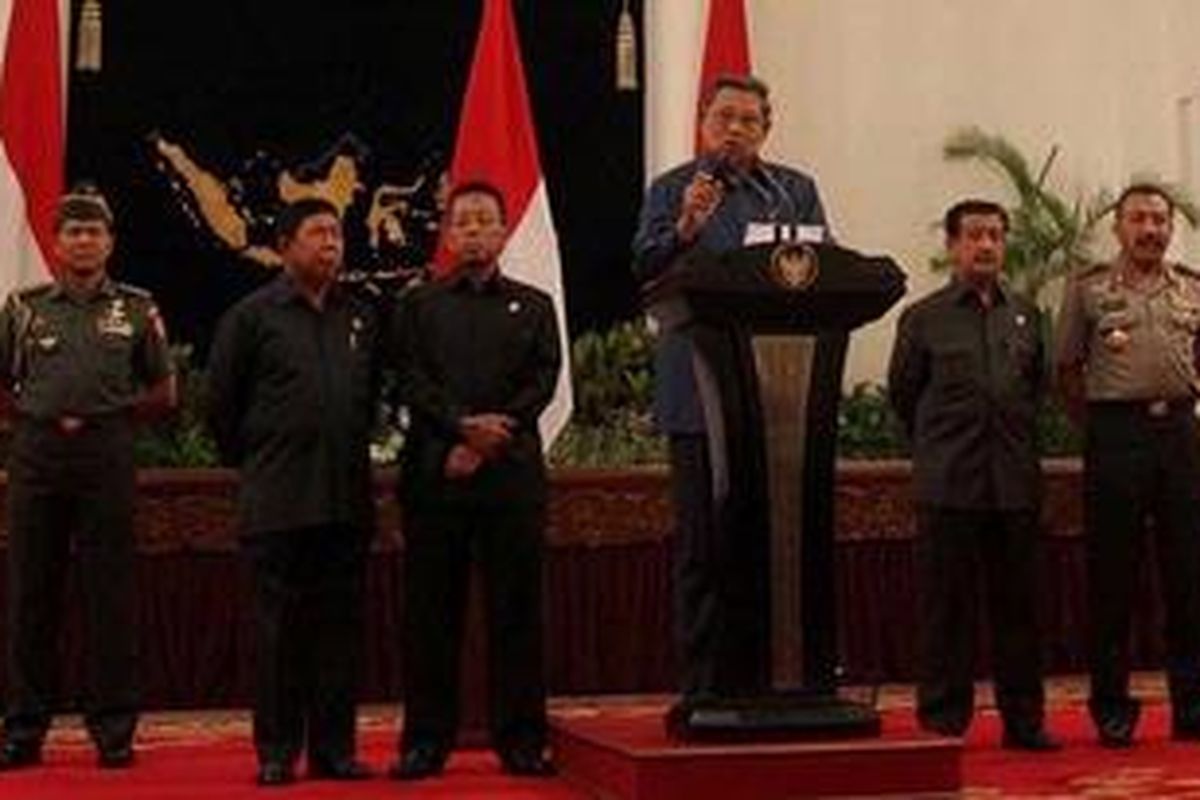 Presiden Susilo Bambang Yudhoyono didampingi Menteri Sekretaris Sudi Silalahi, Menko Polhukam Djoko Suyanto, Jaksa Agung Basrief Arief (kiri ke kanan) memberikan keterangan pers di Istana Negara, Jakarta, Senin (8/10/2012). Dalam pidato tersebut, Presiden diantaranya menanggapi kekisruhan KPK-Polri dalam penanganan kasus yang melibatkan Irjen (Pol) Djoko Susilo, rencana revisi UU KPK dan Perselisihan menyangkut waktu penugasan penyidik Polri yang bertugas di KPK.  