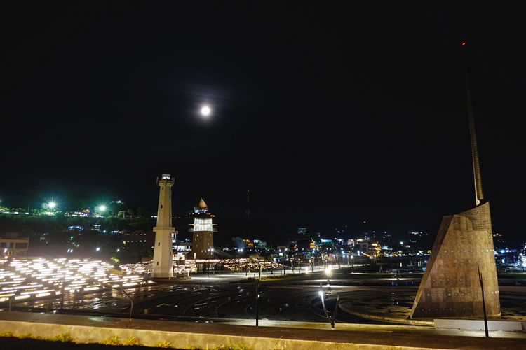 Plaza Utama pada malam hari, pencahayaan yang tertata dengan baik, turut mempercantik plaza di malam hari.