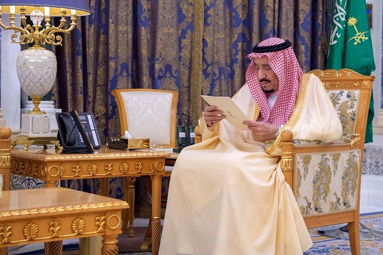 Raja Saudi, Salman bin Abdelaziz sedang membaca dokumen di Istana, Riyadh, Arab Saudi. 8 Maret 2020.