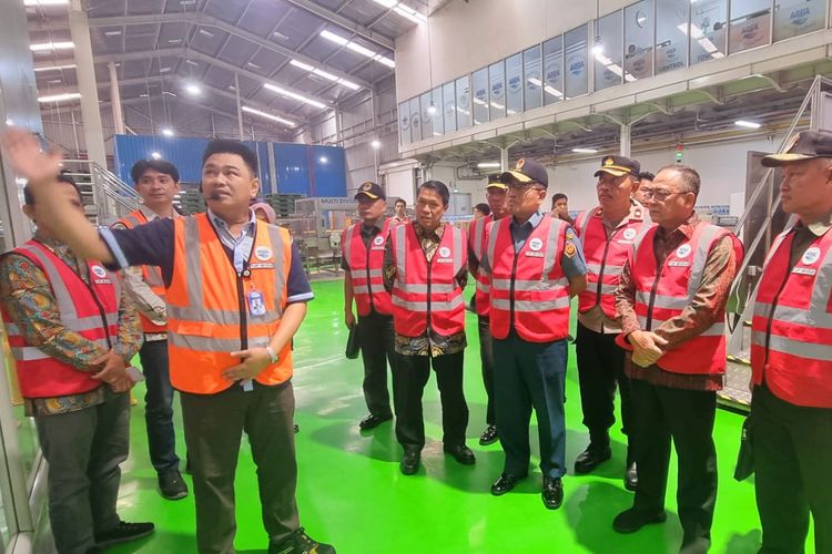 Sekretaris Jenderal Dewan Ketahanan Nasional (Wantannas) Laksdya TNI Dadi Hartanto meninjau Pabrik Aqua Mekarsari, Sukabumi, dan sumber air Kubang, Kamis (22/6/2023).