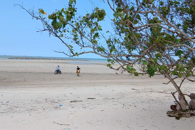 Suasana Pantai Pasir Padi, Pangkalpinang, Bangka Belitung, Senin (23/3/2026). Festival Pasir Padi 2026 di Pangkalpinang, Kepulauan Bangka Belitung, diadakan dari Jumat (19/6/2026) sampai Minggu (21/6/2026). Ada apa saja?