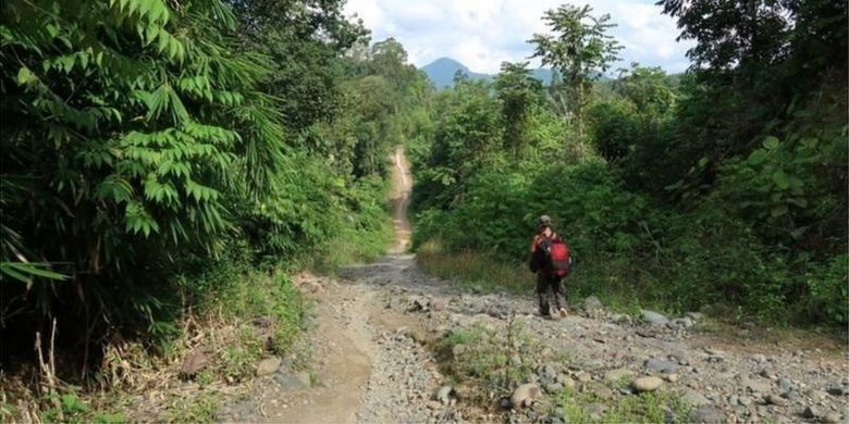 Dayak Meratus tinggal di kawasan hutan, berjarak puluhan kilometer dari pusat ekonomi dan pemerintahan kabupaten. Sebagian besar wilayah ini hanya dapat diakses dengan berjalan kaki.