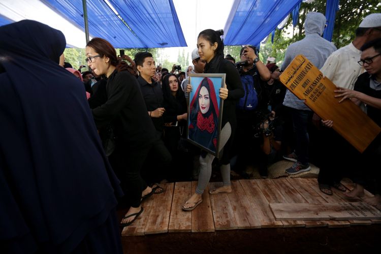 Suasana pemakaman jenazah artis peran dan penyanyi dangdut Julia Perez di TPU Pondok Ranggon, Jakarta Timur, Sabtu (10/6/2017). Julai Perez meninggal akibat menderita kanker serviks stadium empat.