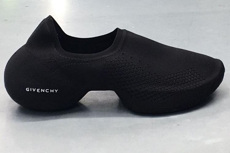 Sepatu Givenchy di Paris Fashion Week