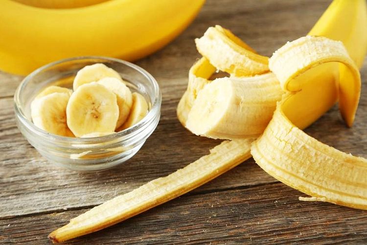Ilustrasi memotong buah pisang sebagai bahan oatmeal