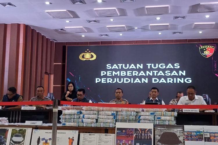 Konferensi pers pengungkapan kasus perjudian online di Bareskrim, Mabes Polri, Jakarta, Jumat (21/6/2024).