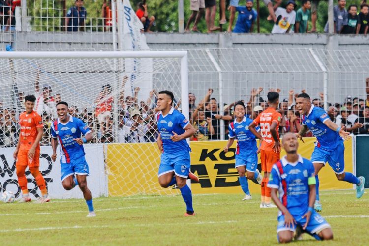 Pemain PSBS Biak selebrasi usai menjebol gawang Persiraja Banda Aceh pada laga leg kedua semifinal Liga 2 2023-2024 yang berakhir dengan skor 4-0 di Stadion Cendrawasih Biak, Kamis (29/2/2024) sore.