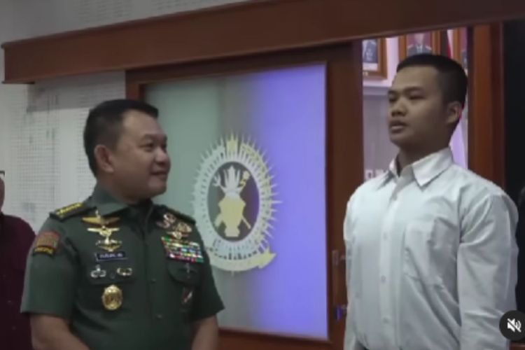 Tangkapan layar Kasad Jenderal TNI Dudung Abdurachman bertemu dengan casis Tamtama yang menguasai empat bahasa asing.