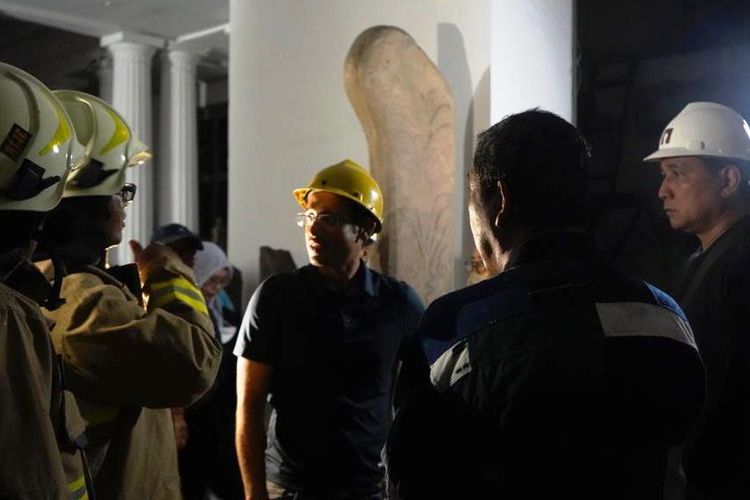Mendikbud Ristek Nadiem Makarim saat meninjau lokasi kebakaran di Museum Nasional Indonesia, Sabtu (16/9/2023) malam.