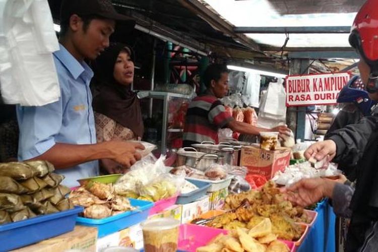 Salah satu pedagang di pusat jajanan khas Minang di Jalan Kramat Raya, Senen, Jakarta Pusat, Selasa (23/6/2015).