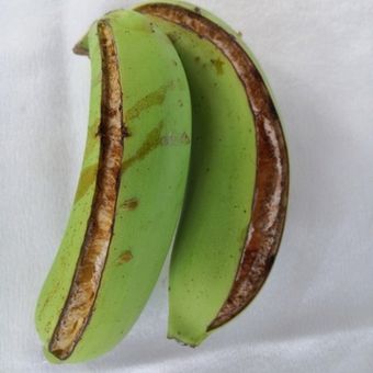 Buah pisang yang kulitnya pecah